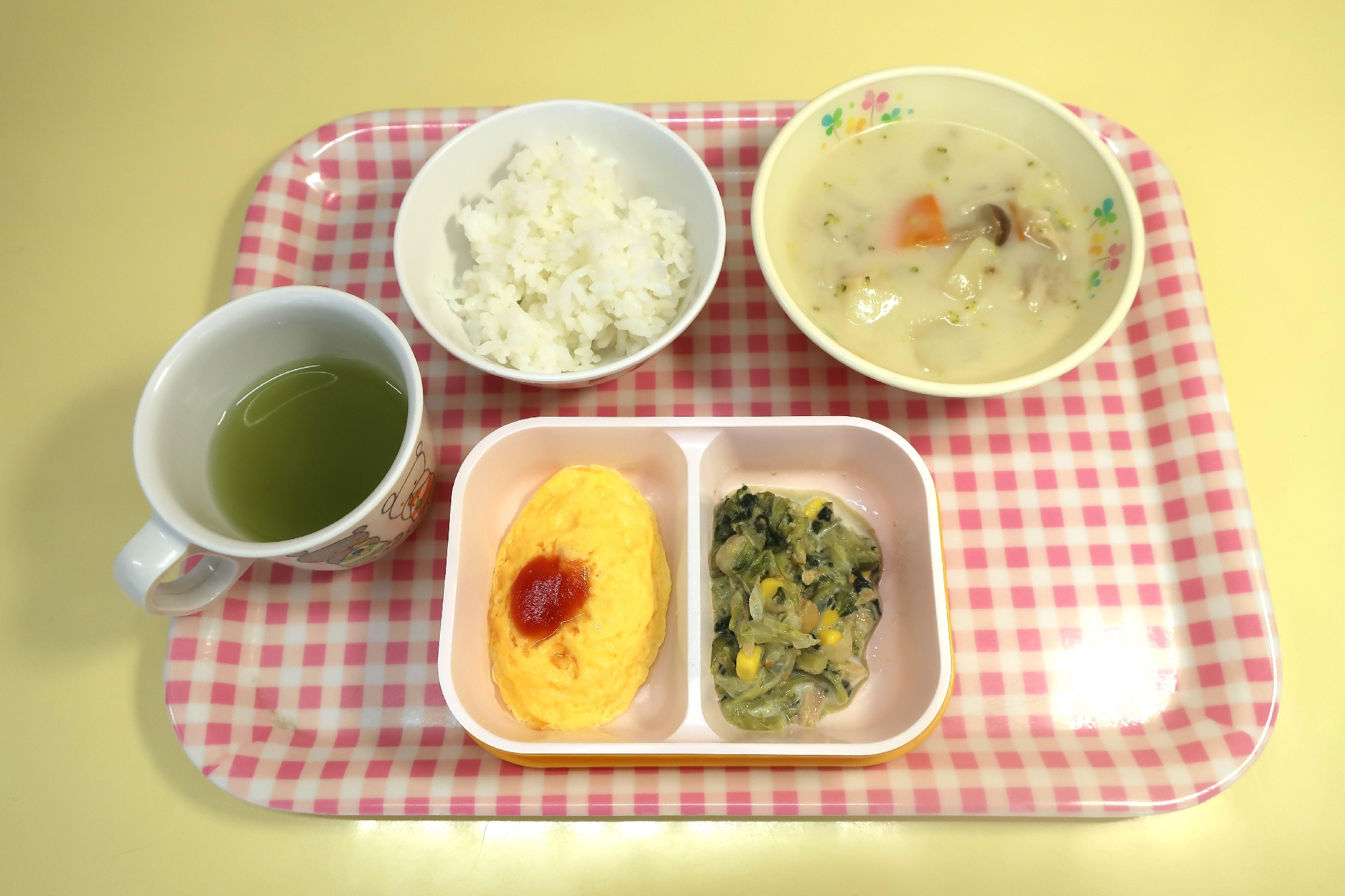 １１月８日(金)３歳児からの給食(さくら２組)